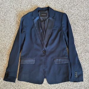 Banana Republic fun navy blue tuxedo style women’s blazer. With satin collar.